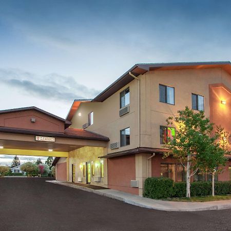 Super 8 By Wyndham Butte Mt Motel Luaran gambar