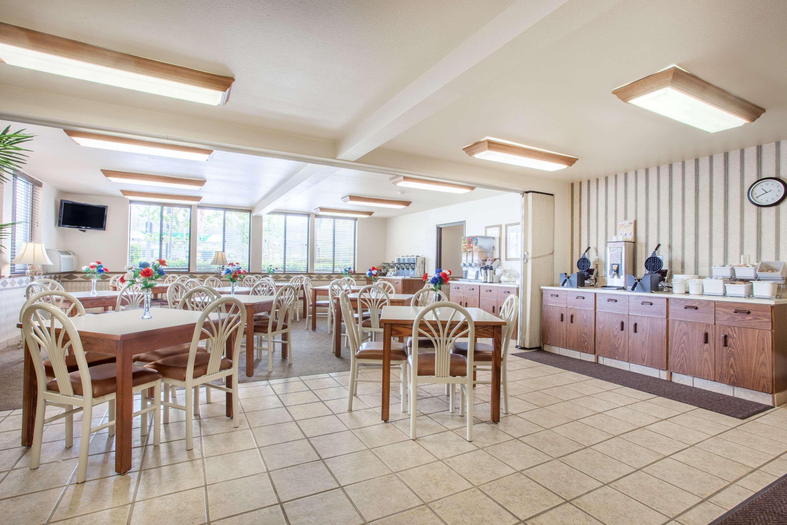 Super 8 By Wyndham Butte Mt Motel Luaran gambar