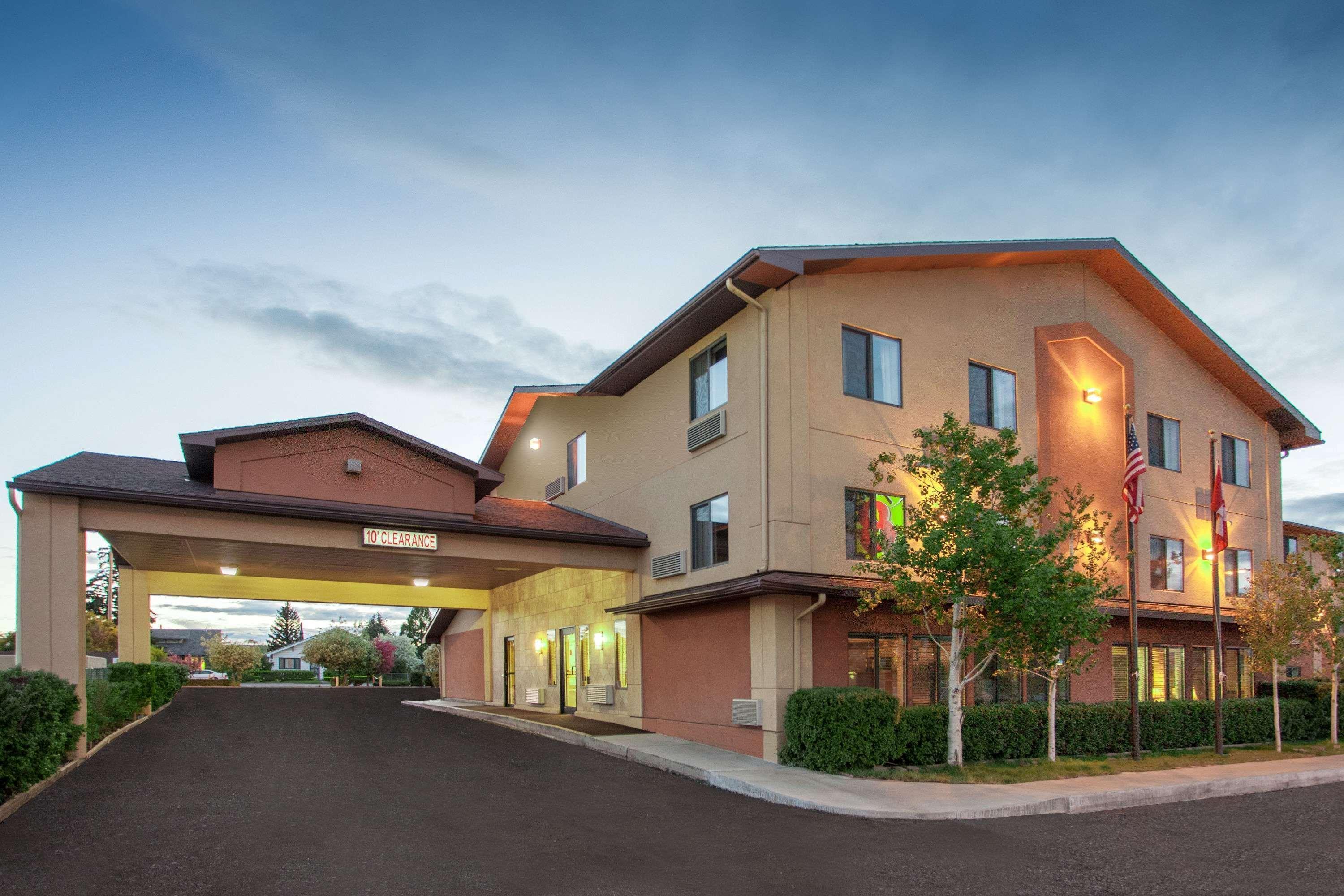 Super 8 By Wyndham Butte Mt Motel Luaran gambar