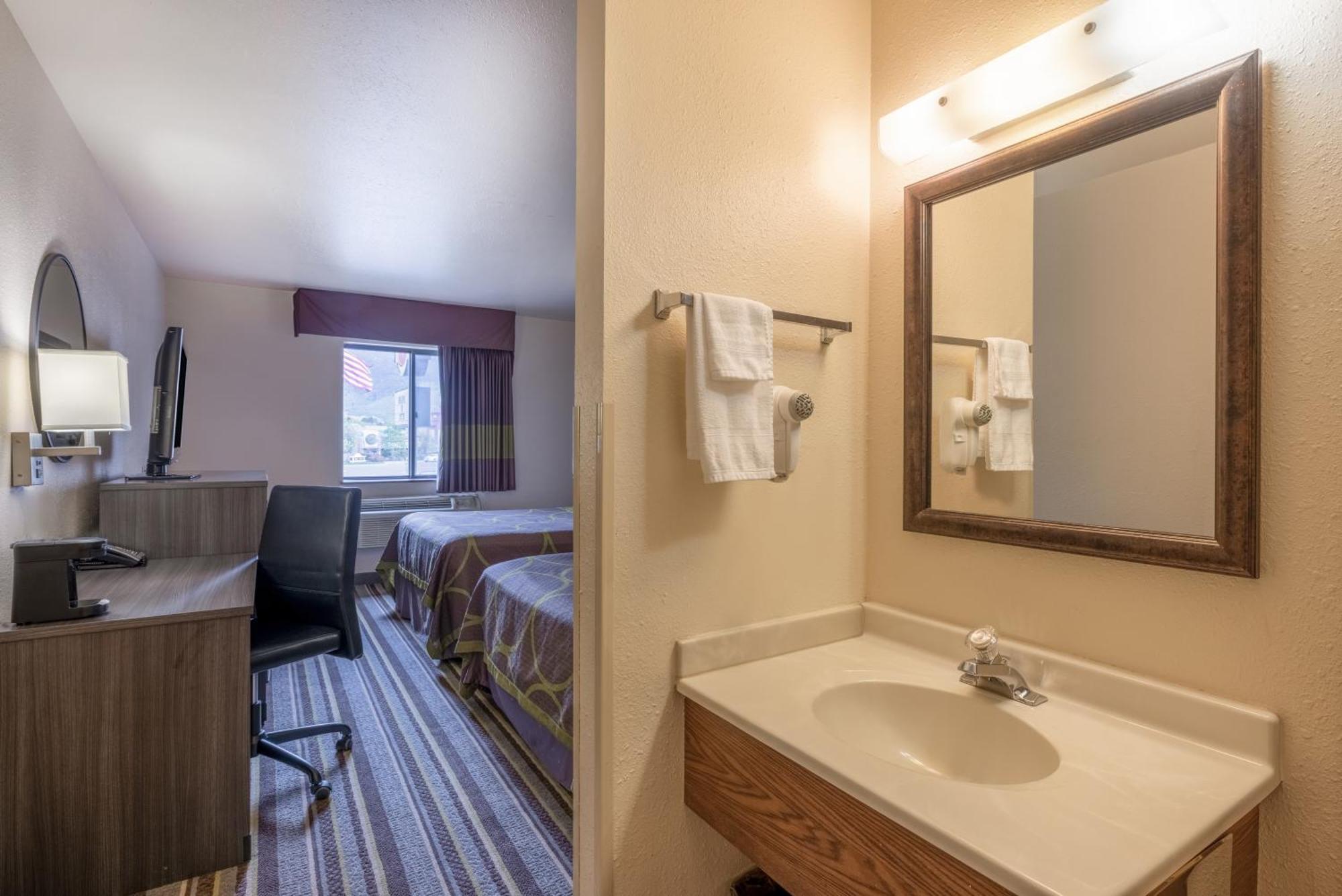 Super 8 By Wyndham Butte Mt Motel Luaran gambar