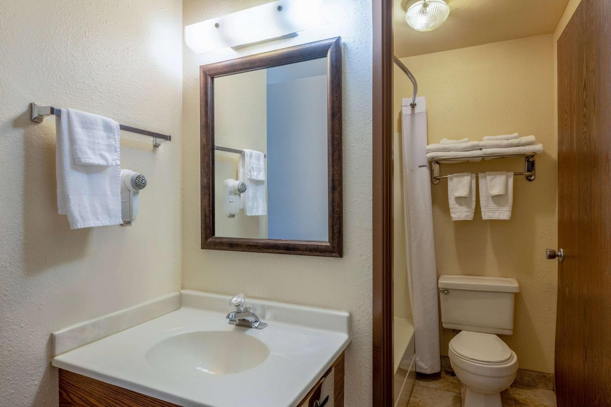 Super 8 By Wyndham Butte Mt Motel Luaran gambar