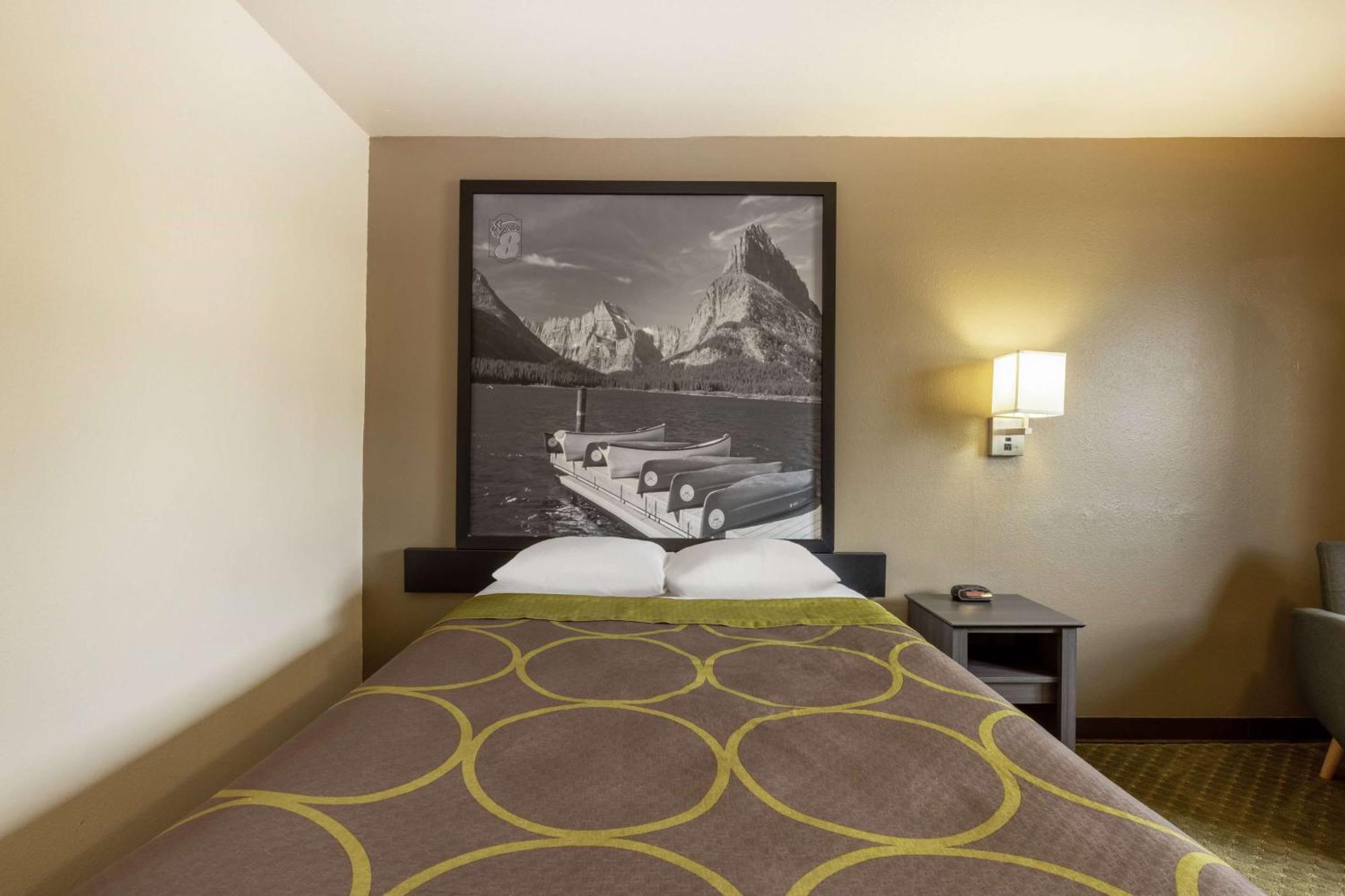 Super 8 By Wyndham Butte Mt Motel Luaran gambar