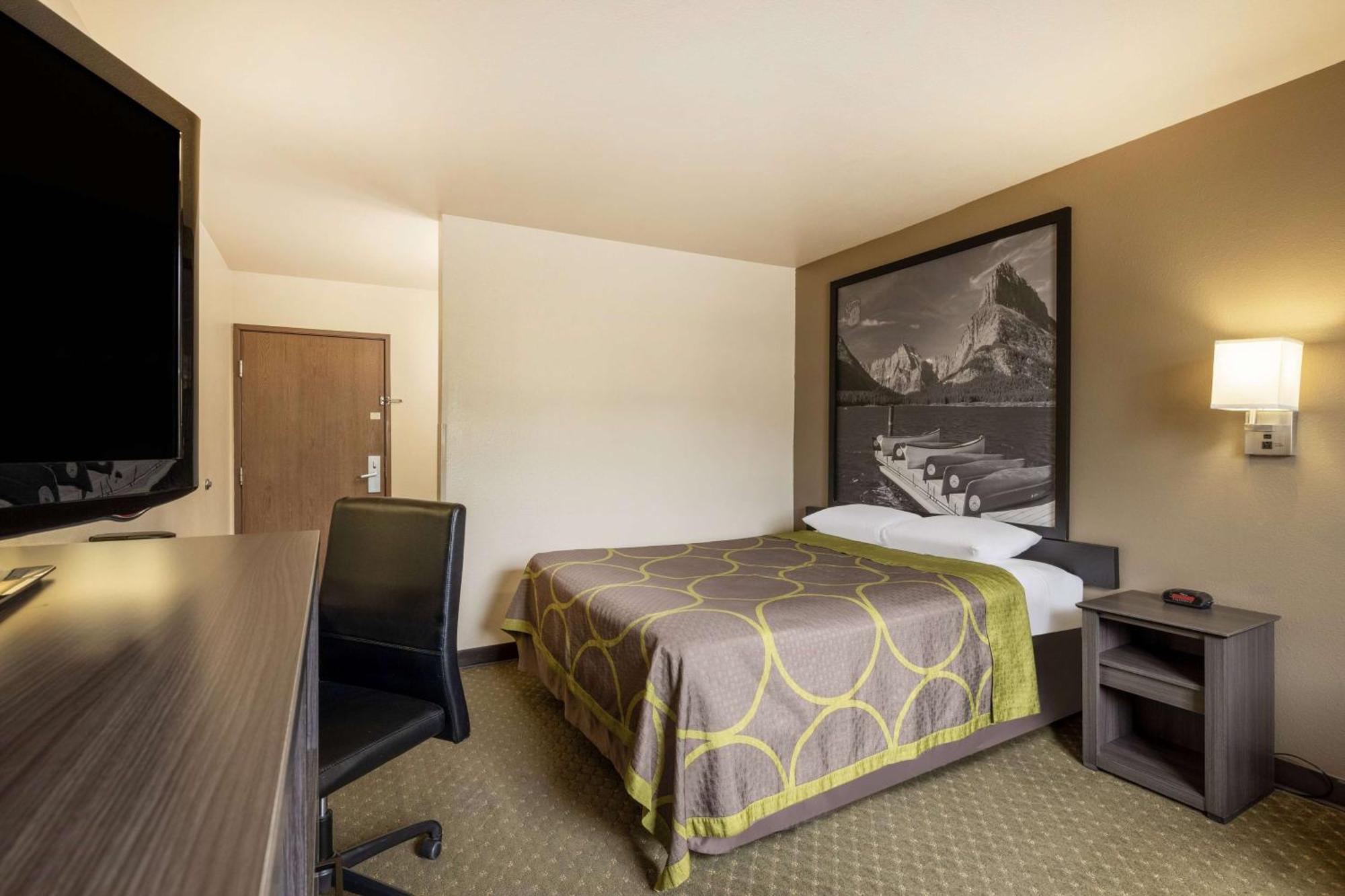Super 8 By Wyndham Butte Mt Motel Luaran gambar