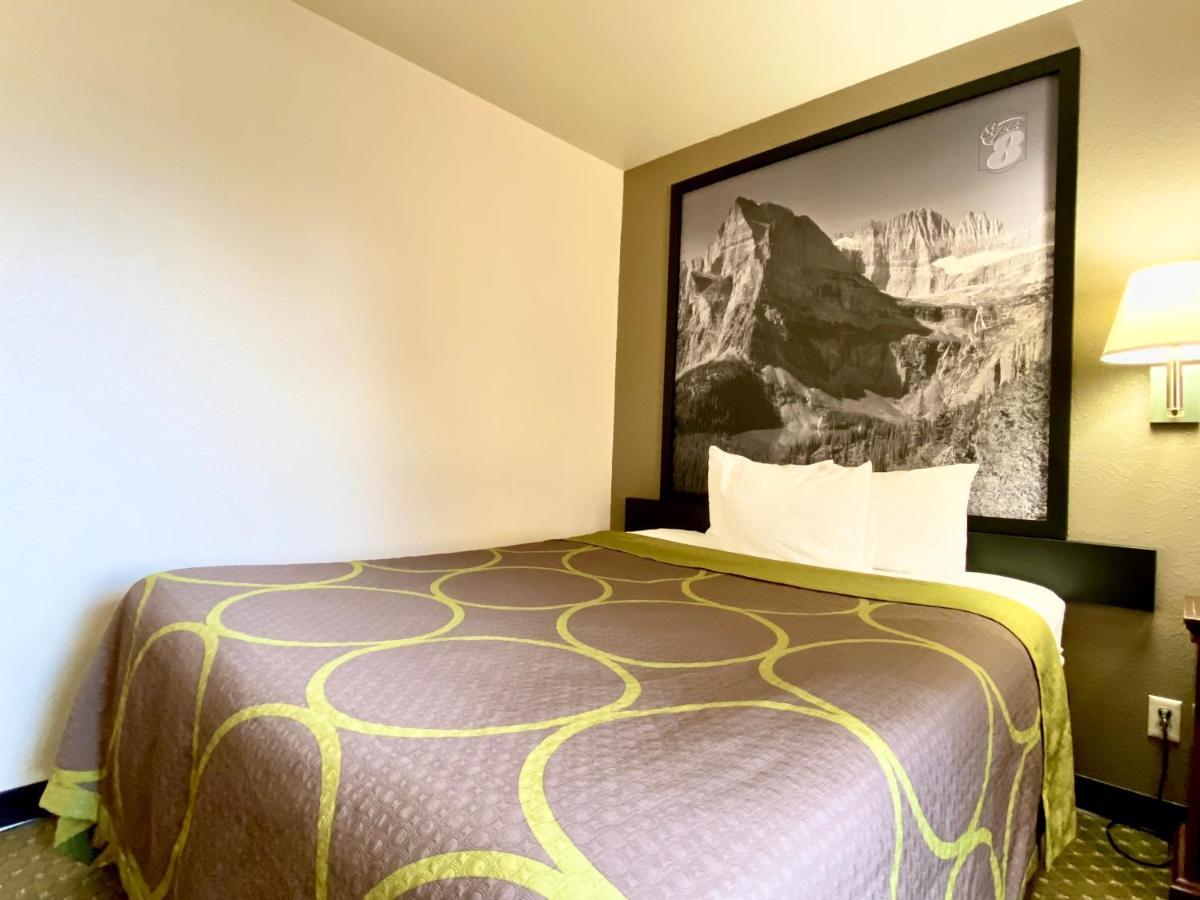 Super 8 By Wyndham Butte Mt Motel Luaran gambar